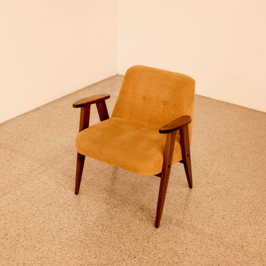 Greta Mid-Century Chair