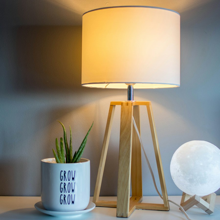Alva Tripod Table Lamp
